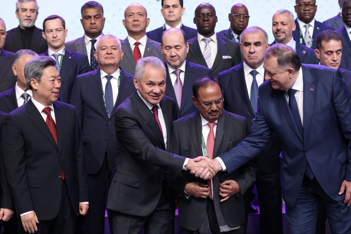 EmbaixadaRusPt's tweet photo. 🗓️ Entre 26 e 29 de maio, realizou-se na região de Moscovo o Fórum Internacional sobre Segurança. 

O evento reuniu representantes de mais de 120 países e organizações internacionais para discutir os principais desafios da atualidade.

 🔗 https://t.co/1slS8Dvd3a https://t.co/HJfKudA3Xf