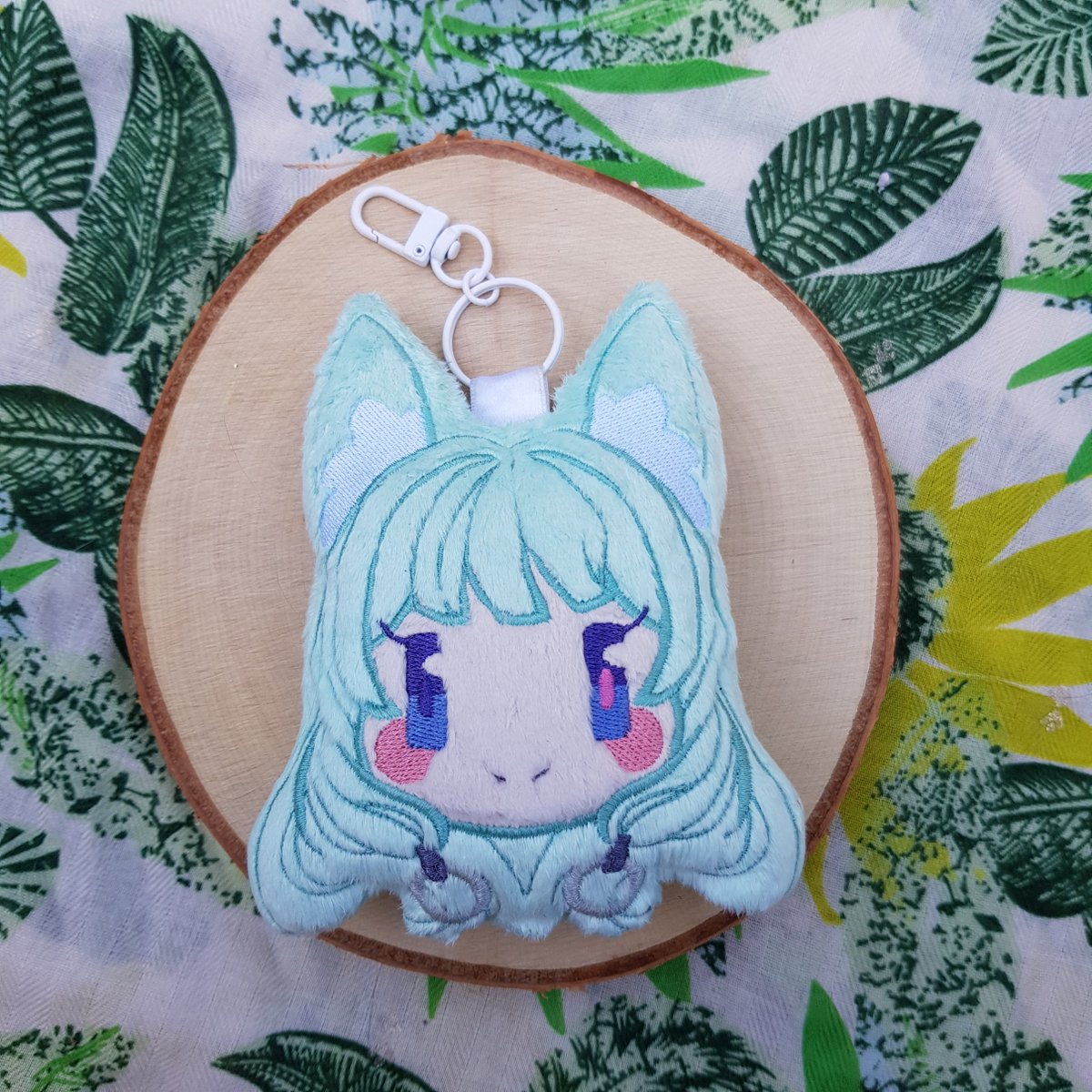 CoralineDraw's tweet photo. Then we have @KishiShiotani 's character Eos, with her hair accessories and different colour pupils https://t.co/xCEhjUC6Jh