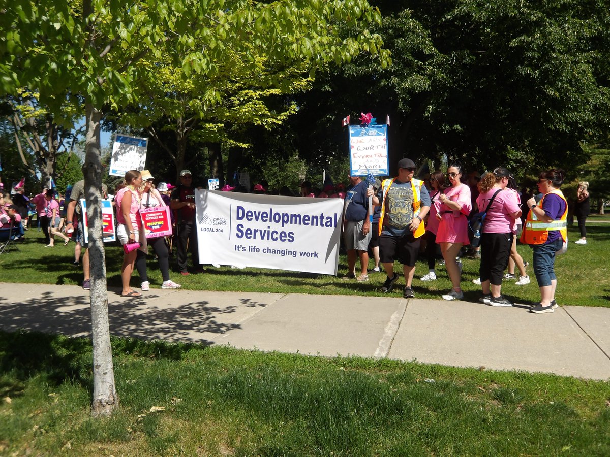occupywsib's tweet photo. Just wanted to share these 3 photo's to show my support for members of @opseulocal166 picketing at Victoria Park in #ldnont today around 10:40am.

#Solidarity #WorthFightingFor #onlab #OPSEU #OPSEUStrike  #onpoli #canlab @OPSEU #stopthecuts  #UnionStrong #LondonOntario #Ontario https://t.co/sAhsyCu1Z4