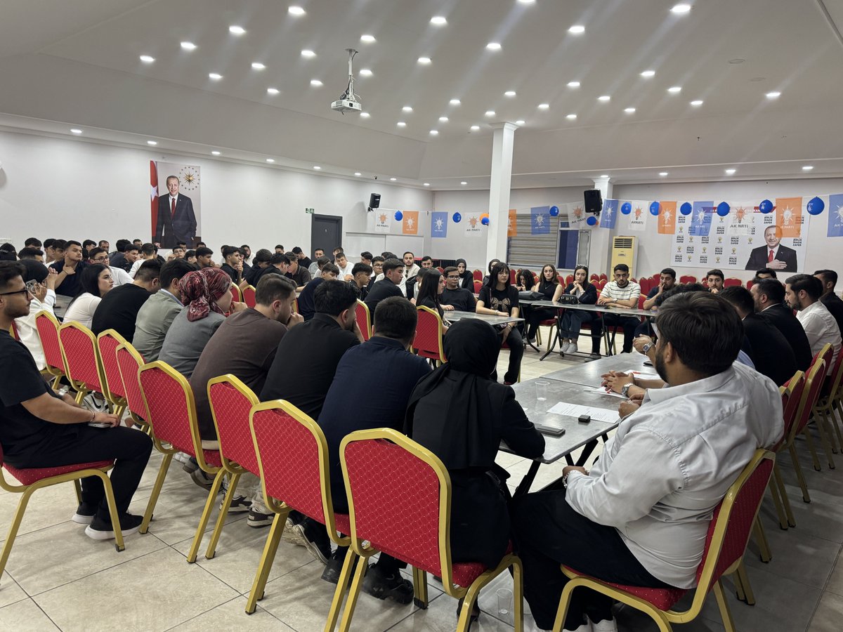 akgencesenyurtt's tweet photo. AK Parti Esenyurt Gençlik Kolları olarak, teşkilat çalışmalarımızı değerlendirmek ve önümüzdeki dönem hedeflerimizi istişare etmek amacıyla Gençlik Kolları İlçe Başkanımız Sn. @msaygultr başkanlığında , sorumlu İl Yönetim Kurulu Üyelerimiz Sn. @frknckr37 ve Sn. @ahmethcinar katılımlarıyla Genişletilmiş Değerlendirme ve İstişare Toplantımızı gerçekleştirdik.

Toplantımızda mahalle çalışmalarımızı, gençlerimize yönelik projelerimizi ve teşkilat faaliyetlerimizi kapsamlı şekilde ele alarak fikir alışverişinde bulunduk.

 Birlik ve beraberlik içerisinde, Esenyurt'umuz ve gençliğimiz için daha güçlü adımlar atmaya devam edeceğiz.

#SevdamızEsenyurt