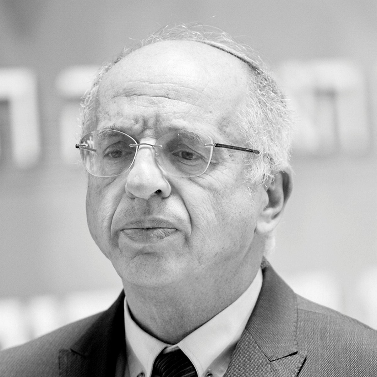 OzSiminovsky's tweet photo. אני מבין את הפעילים החרדים, לשיטתם.
הם מאמינים בצורת החיים של הגלות בה המדינה היא "אחר", והם צריכים לדאוג לאינטרסים של עצמם שהם בעצם האינטרסים של התורה. אנחנו, שדואגים לגורל המדינה, לא יכולים להשלים עם זה. אבל הם כן, כי זה לא הסיפור שלהם. הם מסיפור אחר, עם משימה אחרת. תיאורטית, גם אם האויב יהיה פיזית בשער ונישחט בהמונים (שוב), הם יעשו מה שעשו חרדים בדורות קודמים: ישימו קרשים על הדלתות, יתפללו ובהיעדר ברירה יילכו כצאן לטבח. שינוי מערכת הערכים וסדר העדיפויות בגלל שיקול לאומי - לא בא בחשבון. זה הכל.

מפה והלאה, כל הרצון שלנו לשנות את הדפוסים שלהם הוא עבורם איום קיומי. באיום קיומי, כך אנחנו מטיפים להם בעצמנו - נלחמים בכל האמצעים. אצלנו "קיום" זה לא להישחט, אצלם קיום זה לשמור על האוטונומיה שלהם בכל הקשור לאורחות החיים. ולהלחם בכל האמצעים משמע שאפשר לעשות הכל, בכל מצב, לכל ציוני. הגענו עד השחתת ביתו של סולברג, אבל זה רק אמצע המדרון או אפילו פחות. הכל עדיף מגיוס.

זה קוהרנטי, זה ברור. זה אפילו יחסית ותיק. מתנגדי הציונות החרדים התבטאו בצורה דומה מאוד בראשית ימי המדינה (הם היו רק נישה בתוך העולם שומר המצוות באותם ימים, אבל השקפתם היא שניצחה). זו ההשקפה שאנחנו עומדים מולה, ואם בא לנו מדינת ישראל עוד שני דורות, נצטרך לעמוד כנגד ההשקפה הזאת באמצעות חקיקה, אכיפה ו(אי) תקצוב. 

למה שזה יצליח לנו? כי אחרי כל המילים הגדולות, סופו של המגזר החרדי תמיד להסתגל. ראו זה פלא, בכנסת לא נתנו להם חטיבה נפרדת בלי נשים והנה הם שם. החסידים לא הסכימו אפילו להיות שרים והיו סגני שרים, עד שזה הוגבל משפטית והופ, הם שרים כיום. כשאין ברירה, נולדת אחת חדשה.

כן, זה דיסוננס. אתה נלחם על משהי כמו על החיים שלך ופתאום כשצריך תקצחב ועניינים אז אתה מתקפל? התשובה היא כן. תנסו להעביר את החרדים לבתי ספר ממלכתיים ותקבלו מלחמה. אבל תורידו תקציב, ותראו חסידויות עומדות בתור לעבור לממ"ח. יש לחברה החרדית כללים וצריך לעבוד איתם בחכמה: לא לבקש שותפות, לא לבקש התחשבות. לא לעשות מעצרים ולא להתחיל מלמחמת שוחות. פשוט להתוות דרך כלכלית, שבה המגזר יעשה את הבחירה שלו: לחם או הסתגרות. מהר מאוד אופציית ה"לחם", נעשית לחם חוקו של המגזר החרדי. עיינו ערך השכלת נשים.

על מה אם כן תלונותיי? על הציבור הציוני. שטומן ראשו בחול. אנחנו שטים לקראת קרחון ענק, ורוב ויכוחי הימין שמאל שלנו הם קישקוש פריבילגי יחסית למה שיעשה לנו הקרחון הזה אם לא נזוז. צריך להתאחד, קודם כל להשיב את הסדר והמדינה, לעצור ולכלוא מתפרעים מכל סוג. להחזיר לפה שליטה אחת של מדינה אחת. ואז לסלול את הדרך התקציבית היחידה להשתלבות חרדית מלאה בחברה. כולנו נשמח על זה מאוד לאחר מעשה, חרדים כחילונים. בדיוק כמו ששמחים על התכנית הכלכלית של נתניהו לישראל ב2003, ועל תכנית הייצוב ב1985. צריך פשוט הנהגה שאכפת לה מספיק.

בינתיים, נראה שרוב הפוליטיקאים בתחרות ביזוי עצמי של מי מוכן יותר למכור את המדינה תמורת סיפוק רגעי עלוב, ובתמורה להתנגש בקרחון הנל. את תוצאות ההתפרקות תוכלו לראות בבית שמש, בחלקים מירושלים, בטבריה וחדש חדש, עכשיו גם בכתובת מסוימת באלון שבות. אלה פני מדינת ישראל בעוד דור וחצי אם לא נזוז עכשיו. עכשיו. תתעוררו. בהצלחה לכולם.
