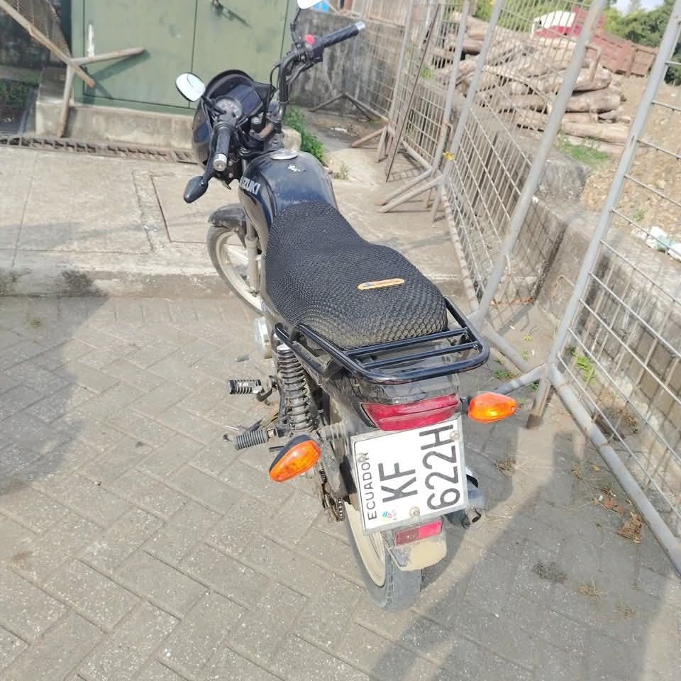EcuadorPlay's tweet photo. 🔥 Adolescente de menos de 14 años fue detenido por sicariato en Pedernales, Manabí. Durante el operativo, la Policía decomisó un arma de fuego y una motocicleta que estarían relacionadas con el hecho investigado, ¿qué opinas?