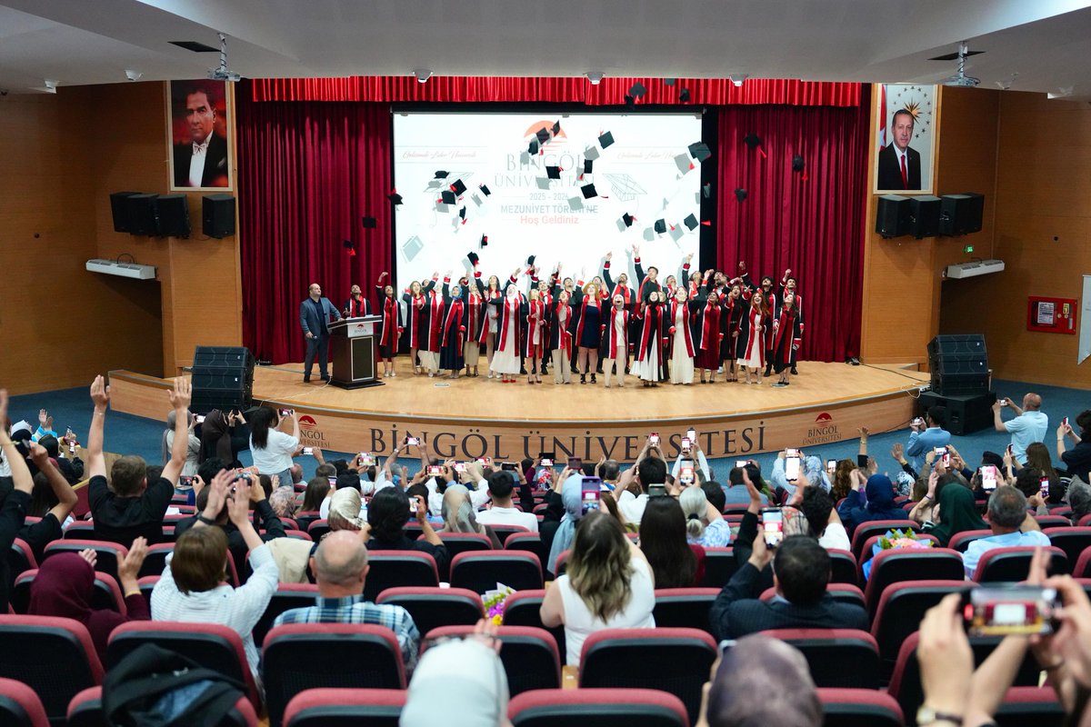 bingoledu2007's tweet photo. 🎓 Veteriner Fakültesi öğrencilerimizin mezuniyet heyecanını birlikte yaşadık.

2025-2026 Eğitim-Öğretim Yılı Mezuniyet Töreni’nde diplomalarını alan mezunlarımızı tebrik ediyor, meslek hayatlarında başarılar diliyoruz. Bu süreçte emek veren akademisyenlerimize ve her zaman destek olan ailelerimize teşekkür ediyoruz.

#BingölÜniversitesi #VeterinerFakültesi #Mezuniyet2026