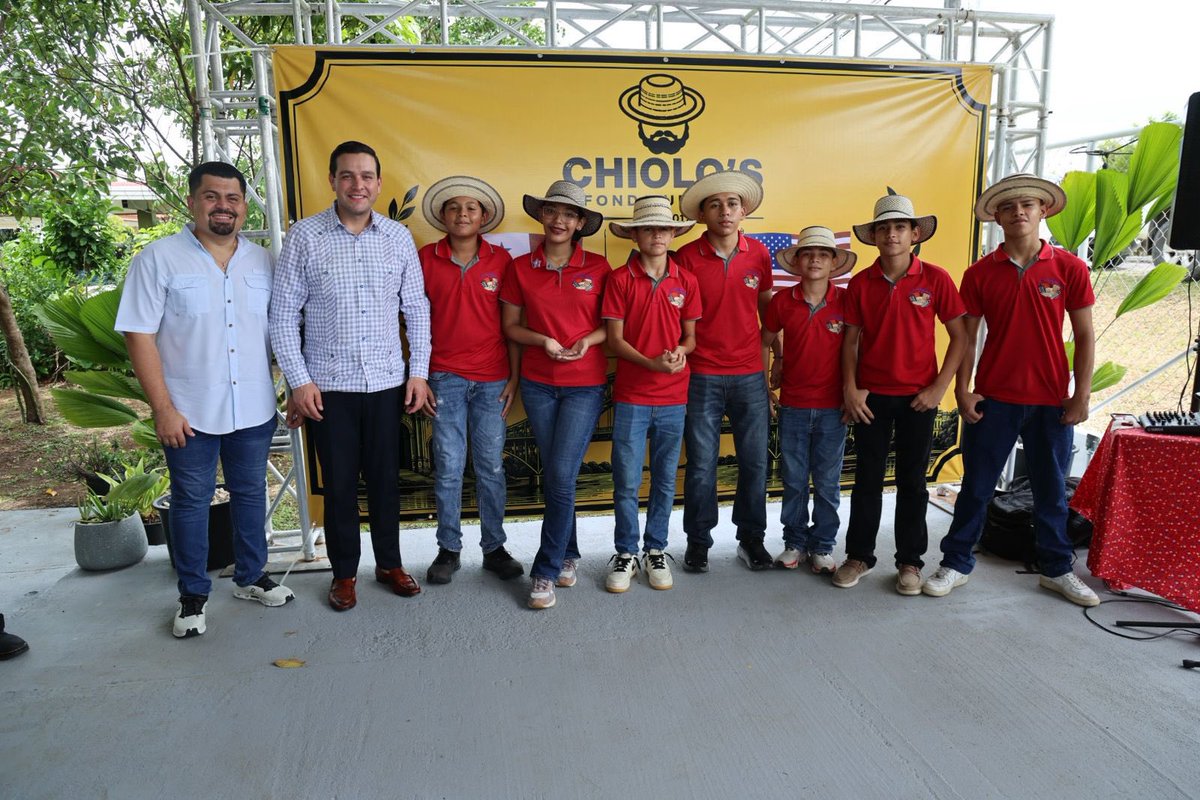 USAmbassadorPAN's tweet photo. Disfruté los sabores emblemáticos del chef Jaime Lasso en Chiolo's Fonda Urbana en Santiago. Jaime es alumni del programa Super Chef de la Embajada, y su restaurante combina cocina inspirada en EE.UU. con la calidez y hospitalidad panameña. Gracias por recibirnos. https://t.co/oHORXED4s7
