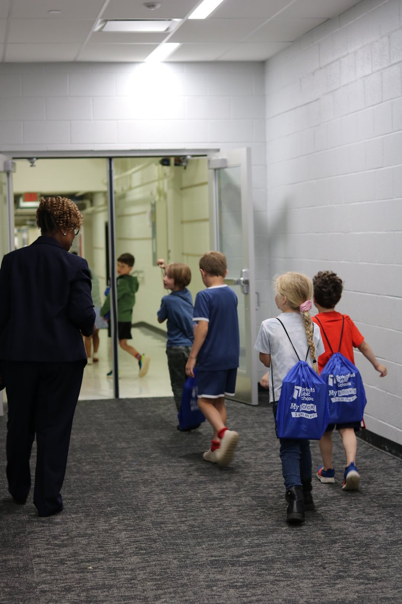 DrGrenitaLathan's tweet photo. Special thanks to our friends at @Scholastic for helping us provide more than 10,000 reading bundles to our students before they left for break.🎒📚💙 You should have seen the bright, smiling faces as we passed out bags full of new books to students across the district. https://t.co/MG570nF2gW