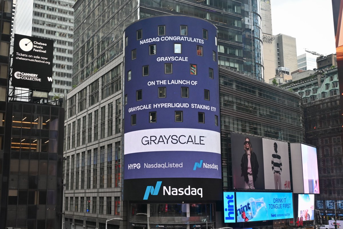 Grayscale's tweet photo. $HYPE x @nasdaq in Times Square 
 
Grayscale Hyperliquid Staking ETF ($HYPG) is now available in brokerage accounts. 

Hyperliquid https://t.co/YjwhJVutmk