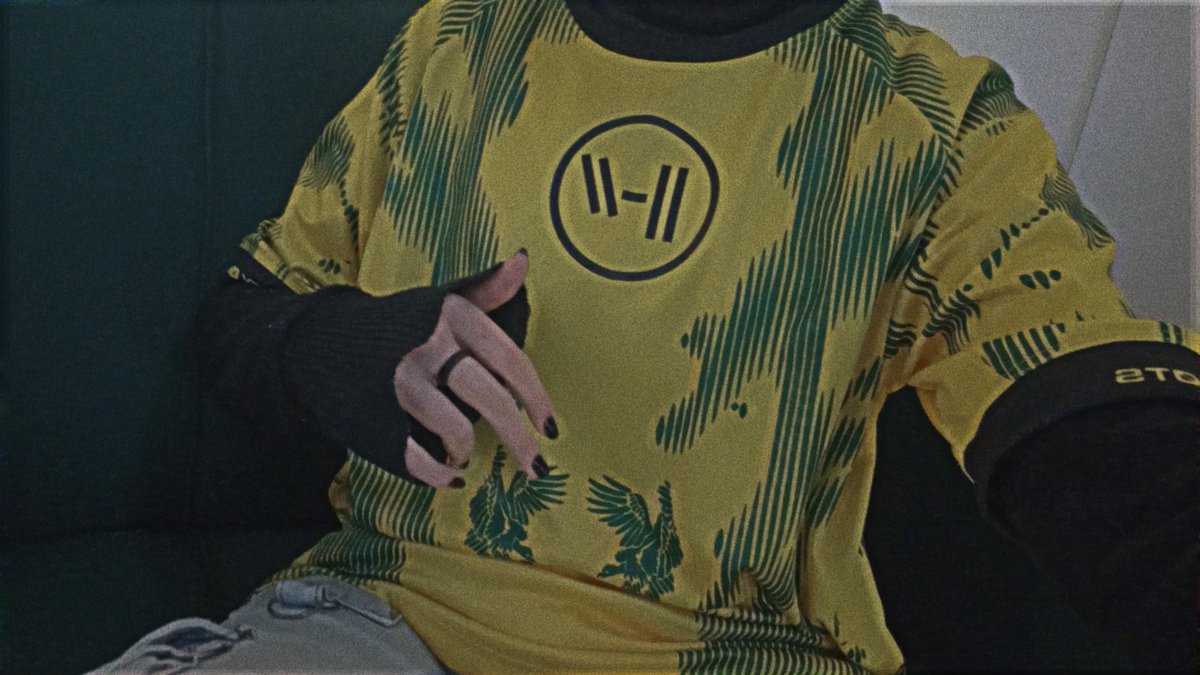 aroaraa_'s tweet photo. essa jersey da @tbfzone_ é absurdamente linda https://t.co/SxW6Ktj986