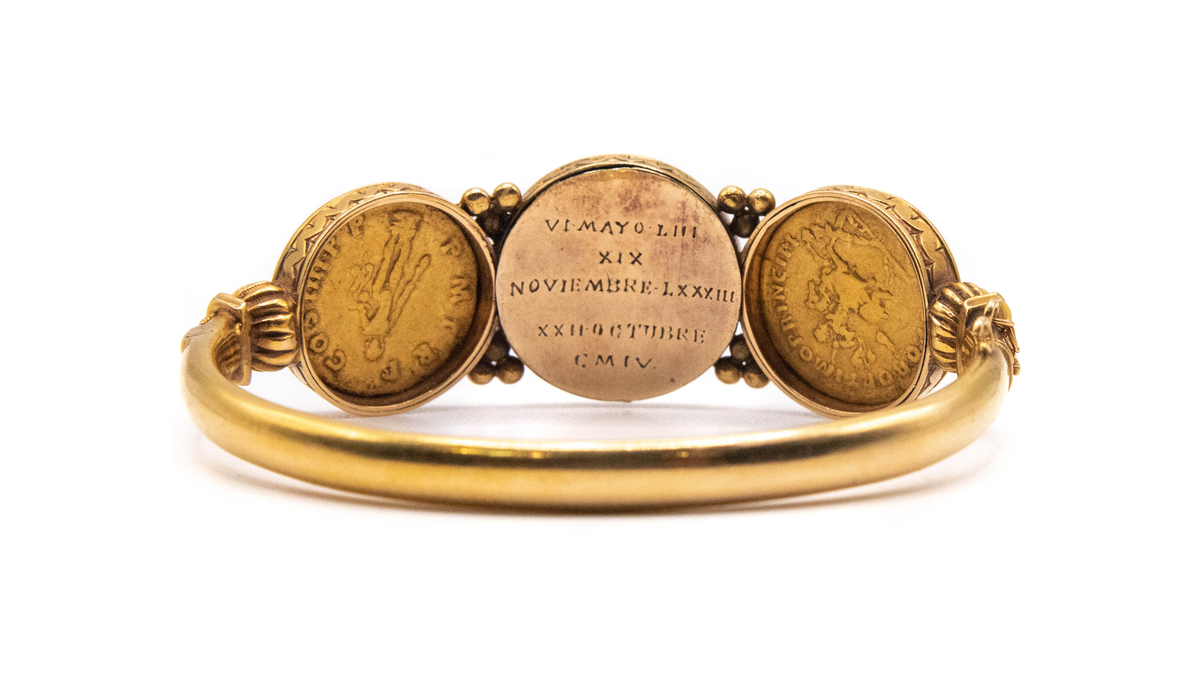 Numinsa's tweet photo. Pulsera antigua rígida en oro de 18 kt, con esmalte central de busto de caballero acompañado a cada lado por monedas romanas.

https://t.co/7rYGNOSOml

#numinsa #AntiqueJewelry #Numismatics #EnamelJewelry https://t.co/tr3ML01Tvf
