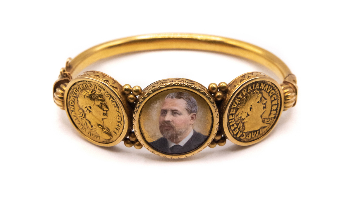 Numinsa's tweet photo. Pulsera antigua rígida en oro de 18 kt, con esmalte central de busto de caballero acompañado a cada lado por monedas romanas.

https://t.co/7rYGNOSOml

#numinsa #AntiqueJewelry #Numismatics #EnamelJewelry https://t.co/tr3ML01Tvf