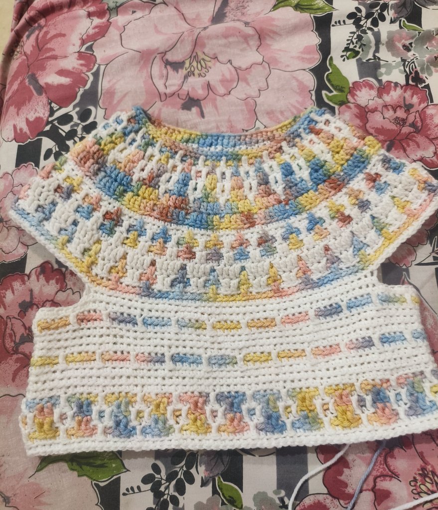 hinasafi's tweet photo. So, I frogged the pattern defying part &amp; stick to mosaic basics for the bodice.

Halfway through &amp; I guess it's turning into a cool pattern. Off to the finish line 🏁 https://t.co/PrmPymmjvM