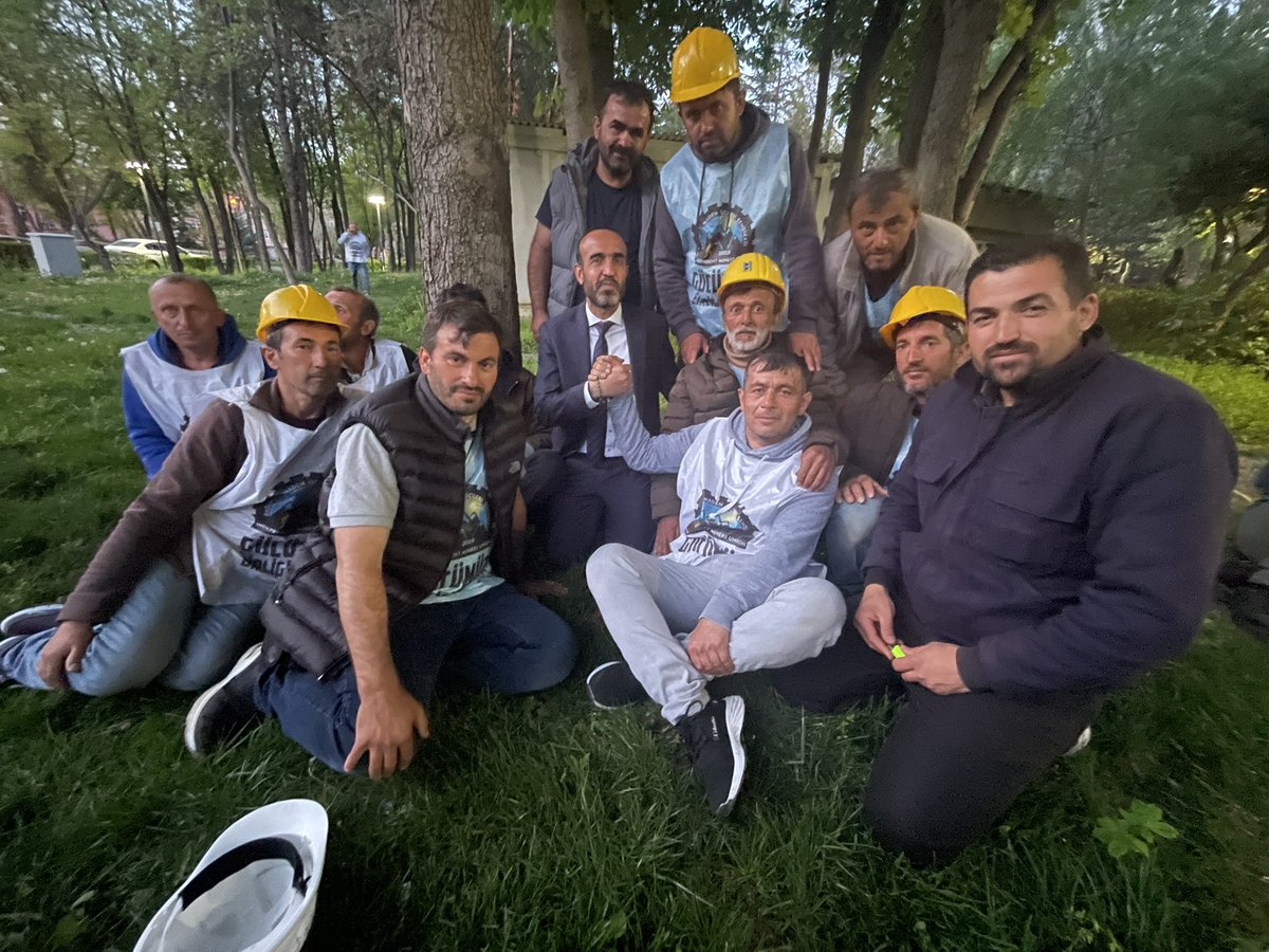 FeritSeny's tweet photo. 📍Doruk Madencilik işçileri alınterlerinin karşılığını almak için yarın saat 12:00’de SSS Yıldızlar Holding önünde olacaklar. 

📌Biz de mücadele eden işçilerin yanında olacağız. 

📢Tüm Ankaralıları yarın madencilerin eylemine destek olmaya çağırıyoruz. 
#MadencilerAyakta

@bagimsizmadenis 
@DEMPartiEmek