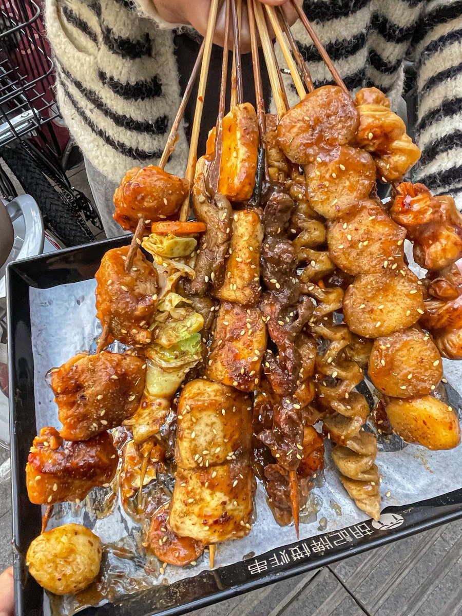 Ben38289239's tweet photo. Craving late-night munchies These crispy fried skewers with savory sauce from the street stall hit so different! https://t.co/KCrNE3VeVF