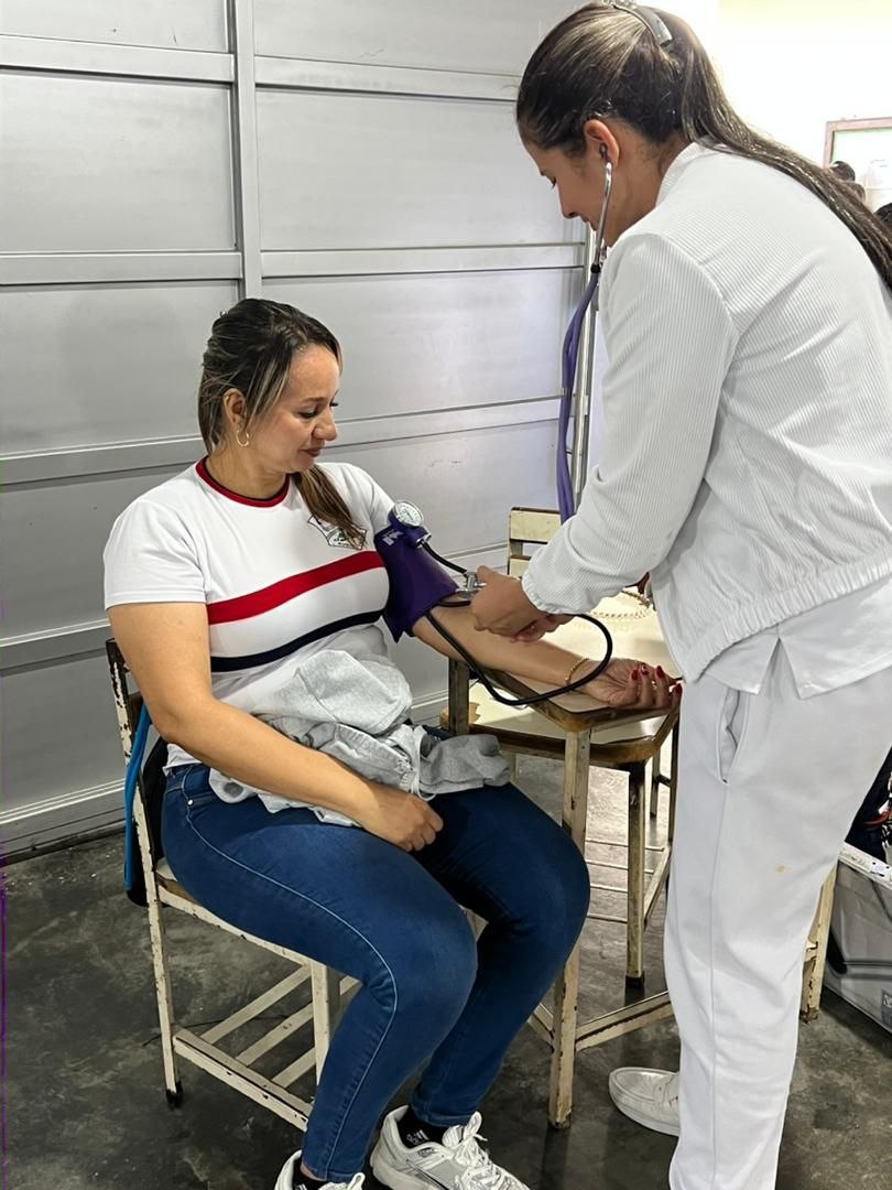 IpasmeOficial's tweet photo. La Unidad Médica Rubio llevó el programa "Vida Saludable con Ipasme" a la Escuela Nac. Ismelda del Carmen Vera en el municipio Junín. Se garantizó atención en medicina general, psicología y nutrición al personal docente, administrativo, obreros y estudiantes. #SaludEstructural https://t.co/uQFiDPK1lK