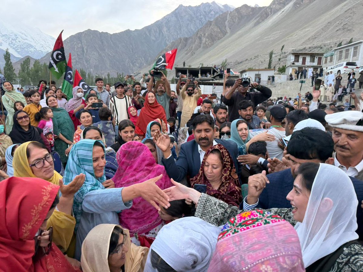 JanbazSMBB's tweet photo. ہنزہ کی خواتین نے بی بی شہید کی نشانی کیلئے پلکیں بچھا دیں

#HunzaMainTeerChaleyGa
#DiamerMainTeerChaleyGa
#VoteForTeer
#FSDinfoPPP https://t.co/kPdH9VhC41