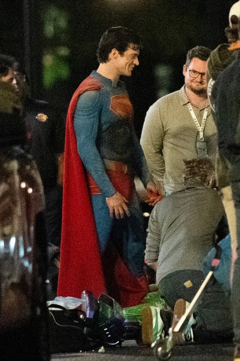 EverythingDCU_'s tweet photo. New look at David Corenswet as SUPERMAN on MOT set

(Via @JustJared ) https://t.co/ZT6K2IbyG8