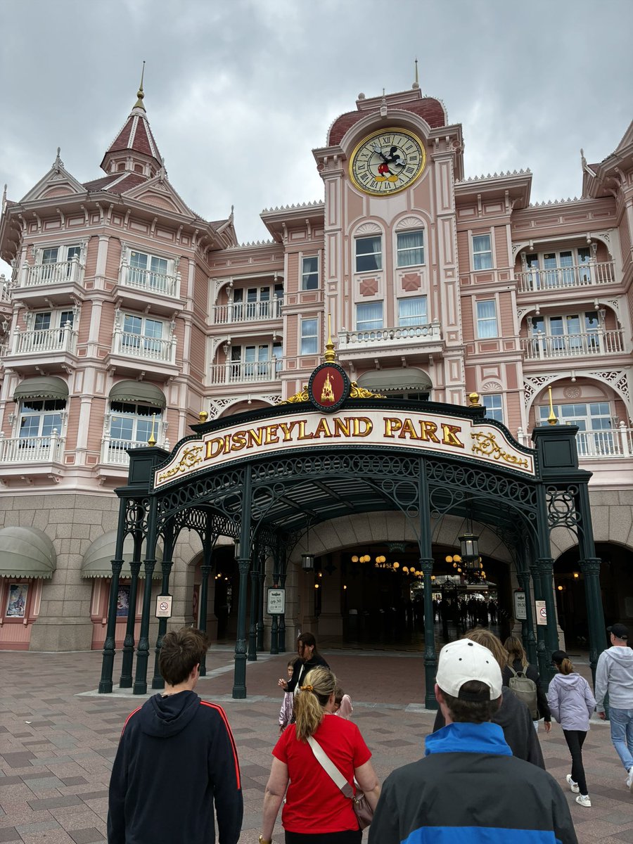 ChrisHowell615's tweet photo. Bye London. Hello Disneyland Paris. https://t.co/08tsBsZvqS