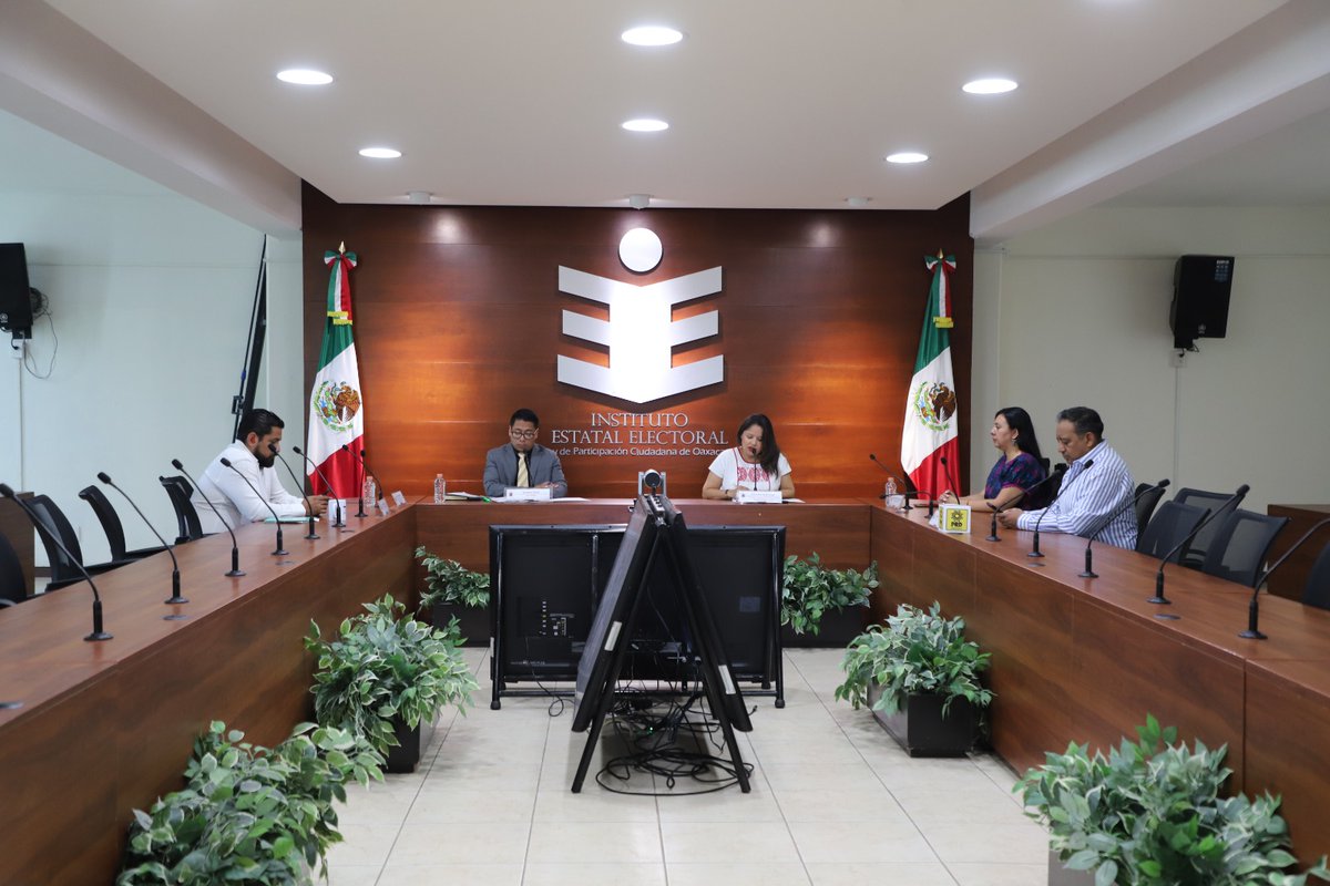 IEEPCO's tweet photo. Este día, la Comisión Permanente de Atención de las Personas Residentes en el Extranjero Originarias del Estado de #Oaxaca que preside la Consejera Electoral, Zaira Hipólito (@ZairaGixi) realizó Sesión Extraordinaria. Consulta la transmisión en https://t.co/iqYvbsdDzU https://t.co/LgI5uqhiA6
