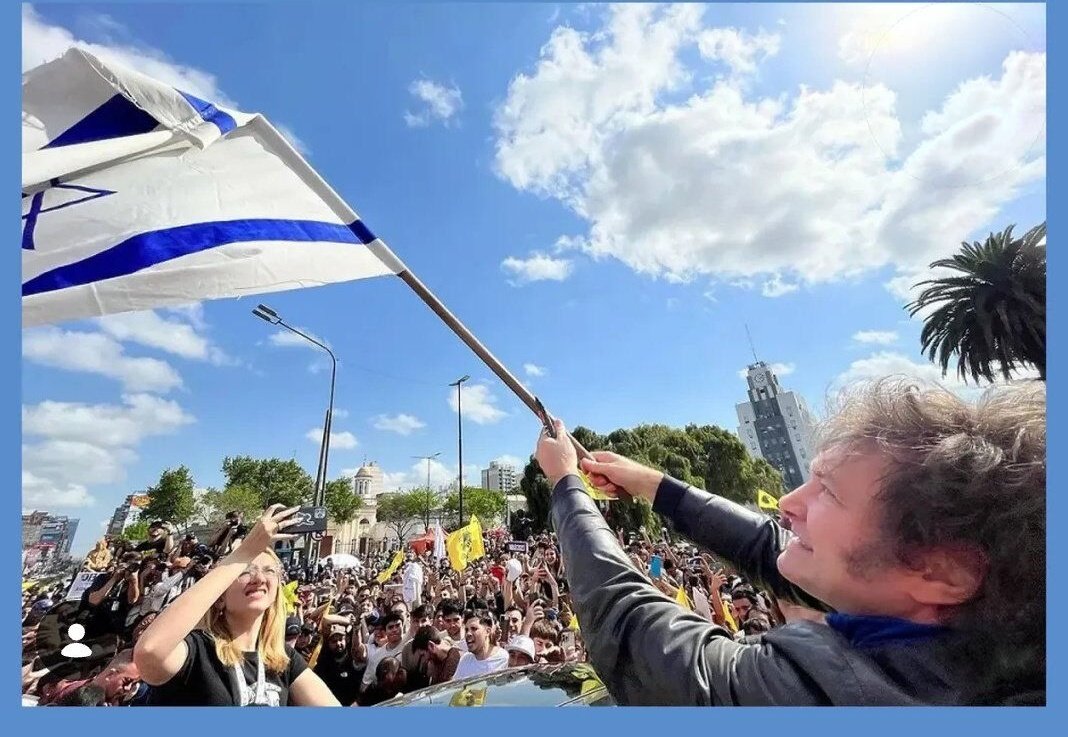 JLaferrere81957's tweet photo. El día q se atrevió a flamear ese trapo asqueroso frente al monumento a nuestra bandera me d cuenta q no era joda, q este tipo de verdad odiaba al país y no me vengan ni con china ni con Rusia del kirchnerismo XQ también lo repudio. Ningún movimiento político está sobre LA PATRIA https://t.co/IWSSN0VHj3