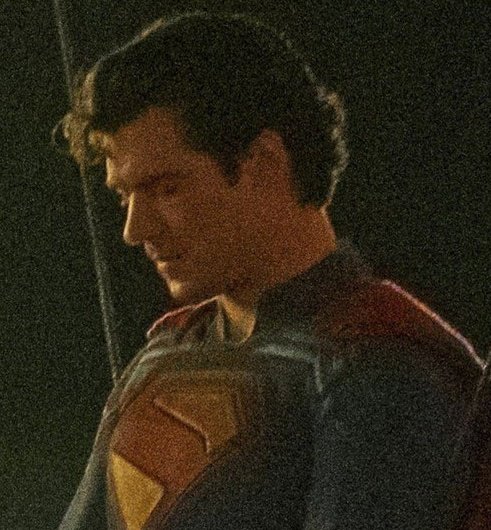 El_Krypto_Arg's tweet photo. ¿? El pelo ni siquiera le llega al cuello. Yo sé que están emocionados, pero ya están viendo cosas que ni existen. 
El pelo de David está más cerca al pelo de Man Of Steel 2013 que el pelo largo de los 90. https://t.co/zGHiikszlh