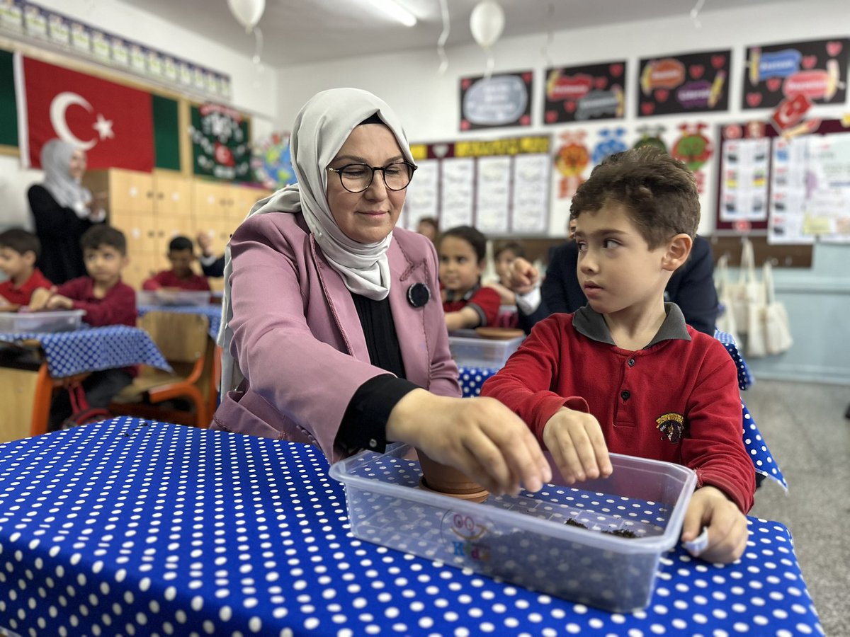 RSKatircioglu's tweet photo. 📍Altındağ / Ankara

Bugün, İçişleri Bakanlığımız ve Sosyal Politika Araştırma ve Uygulama Derneği iş birliğiyle yürütülen “Dijital Dünyada Bilinçli Çocuklar, Umutlu Yarınlar” projesi kapsamında Altındağ Şehit Onur Doğan İlkokulu’nu ziyaret ettik.

Çocuklarımızın dijital dünyanın olumsuz etkilerinden korunarak gerçek hayatla, değerleriyle ve sosyal çevreleriyle güçlü bağlar kurmaları için yürütülen çalışmaları son derece kıymetli buluyoruz.

Geleceğimizin teminatı olan çocuklarımızın daha bilinçli, daha güçlü ve daha umutlu yarınlara hazırlanması için emek veren her bir gönüllümüze teşekkür ediyor; çocuklarımızın geleceği için durmak yok, çalışmaya devam…

@TC_icisleri 
@TBMMresmi