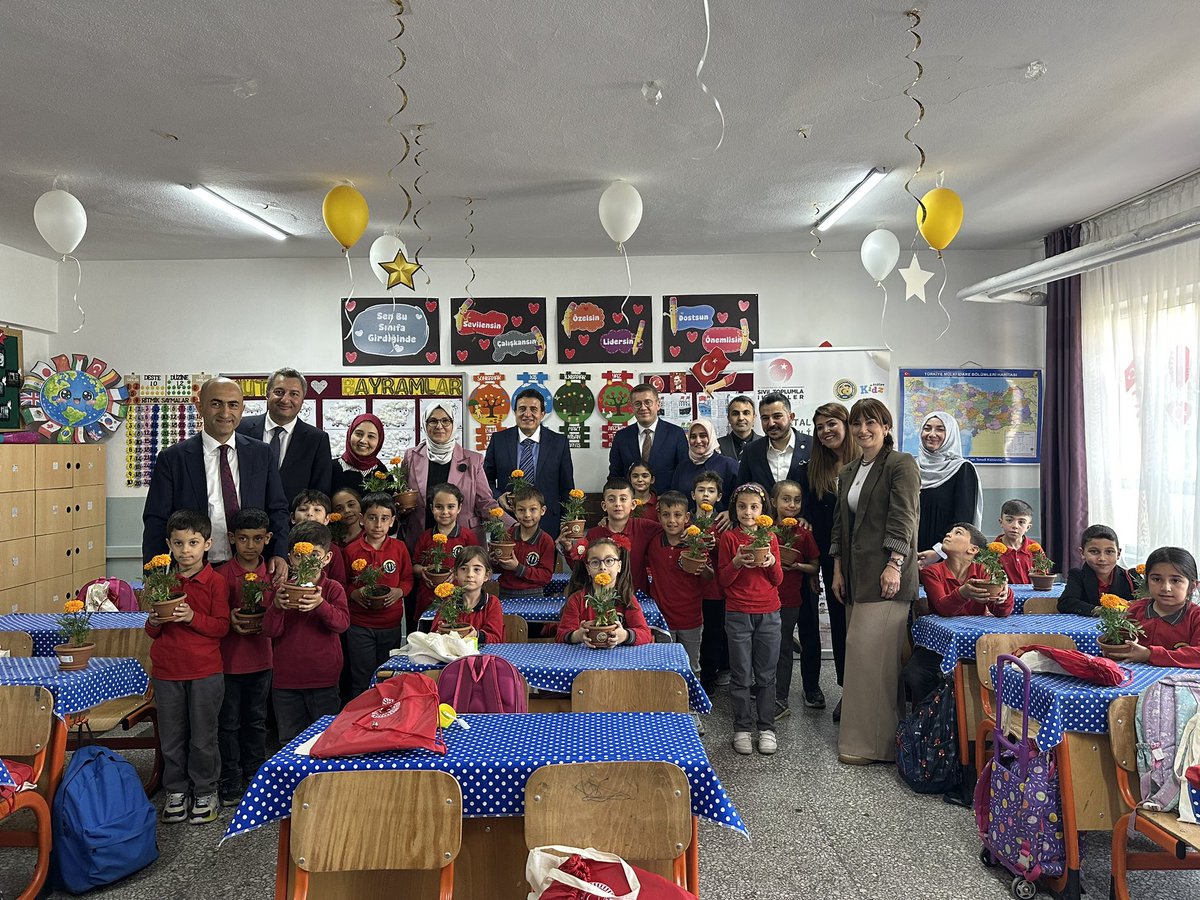 RSKatircioglu's tweet photo. 📍Altındağ / Ankara

Bugün, İçişleri Bakanlığımız ve Sosyal Politika Araştırma ve Uygulama Derneği iş birliğiyle yürütülen “Dijital Dünyada Bilinçli Çocuklar, Umutlu Yarınlar” projesi kapsamında Altındağ Şehit Onur Doğan İlkokulu’nu ziyaret ettik.

Çocuklarımızın dijital dünyanın olumsuz etkilerinden korunarak gerçek hayatla, değerleriyle ve sosyal çevreleriyle güçlü bağlar kurmaları için yürütülen çalışmaları son derece kıymetli buluyoruz.

Geleceğimizin teminatı olan çocuklarımızın daha bilinçli, daha güçlü ve daha umutlu yarınlara hazırlanması için emek veren her bir gönüllümüze teşekkür ediyor; çocuklarımızın geleceği için durmak yok, çalışmaya devam…

@TC_icisleri 
@TBMMresmi