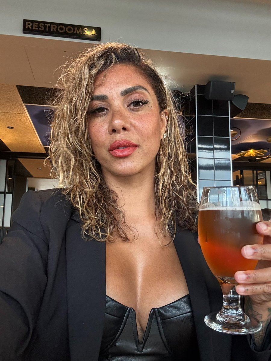 Mistresssarahcc's tweet photo. York you’ve been amazing so far! Been a busy women ! I’m
Here till Friday ❤️‍🔥💋

I fancied a beer 🍺 modelo
Waiting for @Valkyrie_Clips &amp; @Rabbit_Clips for a cozy catch up 🤭 https://t.co/uYjolzHHYN