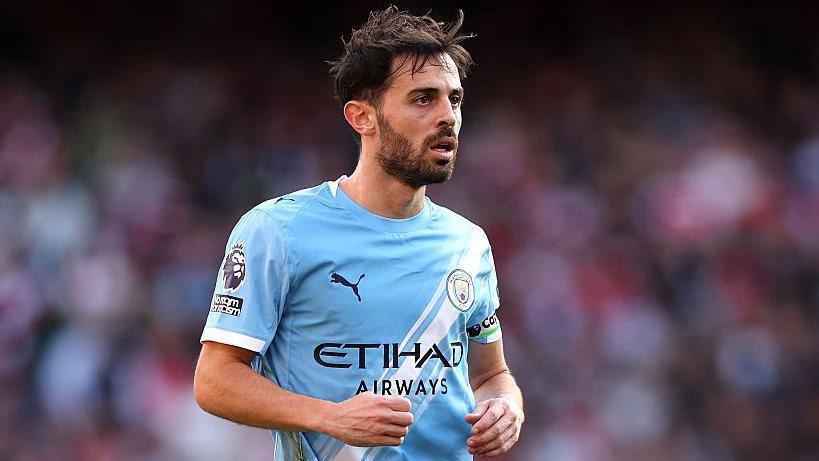 FRBarca_'s tweet photo. 👤 Bernardo Silva change d'avis et décidera de son avenir après la Coupe du Monde.

👤 Initialement prévu avant la Coupe du Monde, Silva comprend que rien n'est encore joué et souhaite désormais se concentrer sur le Portugal.

🗣️ Jorge Mendes : « Bernardo prendra sa décision après la Coupe du Monde. »

(@FabrizioRomano)