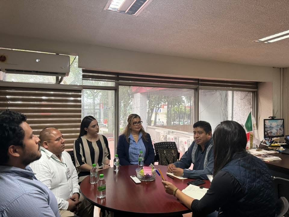 ISSSTE_Veracruz's tweet photo. 🤝🏥 La Subdelegación Médica del #ISSSTEVeracruz, encabezada por el Dr. Daniel Vargas Santes, sostuvo una reunión de trabajo con representantes del #ICEST para fortalecer la colaboración académica, la capacitación y la profesionalización del personal de salud. https://t.co/PLBlg9UveU