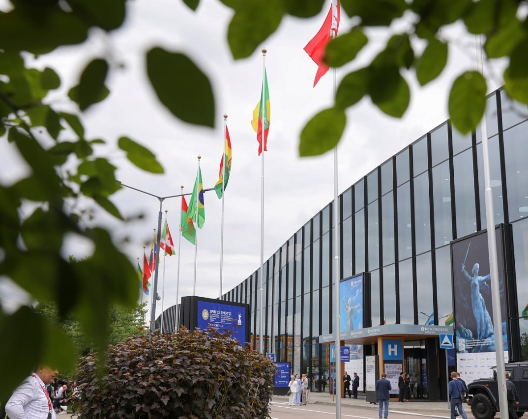 AmbRusBen's tweet photo. 🇷🇺 Du 3 au 6 juin, Saint-Pétersbourg accueille le 29e SPIEF : 20 000 participants de 130+ pays, 150+ sessions autour de 5 axes — économie mondiale, transformations de l'économie russe, technologies, social et cadre de vie. #SPIEF2026

🔗 https://t.co/KMLoOjDTJB

📷 © Roscongress https://t.co/LEoT9mDYQn