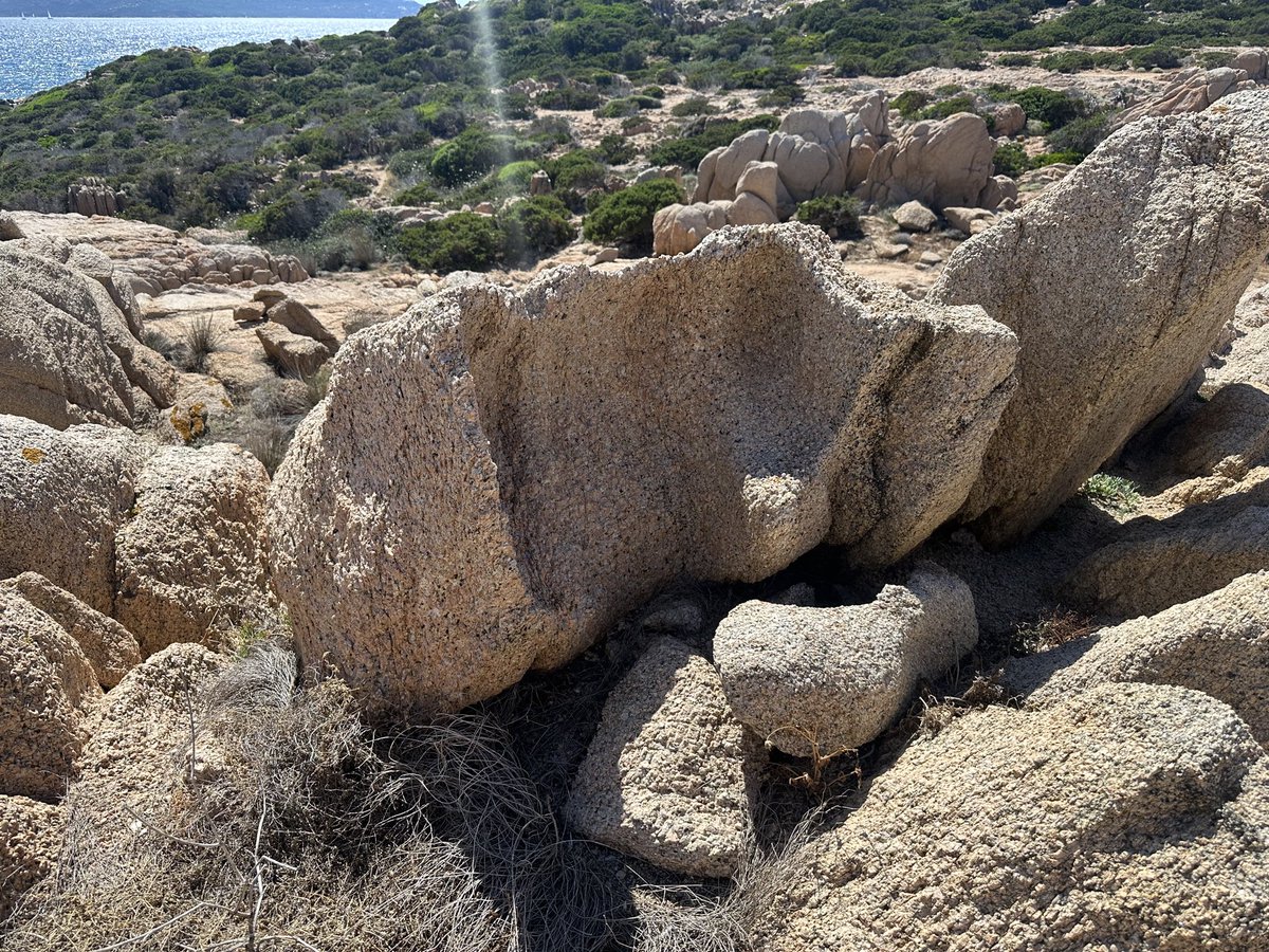 dagoien's tweet photo. @FoMaHun Also interesting to note that most of the possible scoop marks in the area (there are lots) seems to be in a certain working height, suitable for scooping by a human. https://t.co/YIQ6z0bBRV