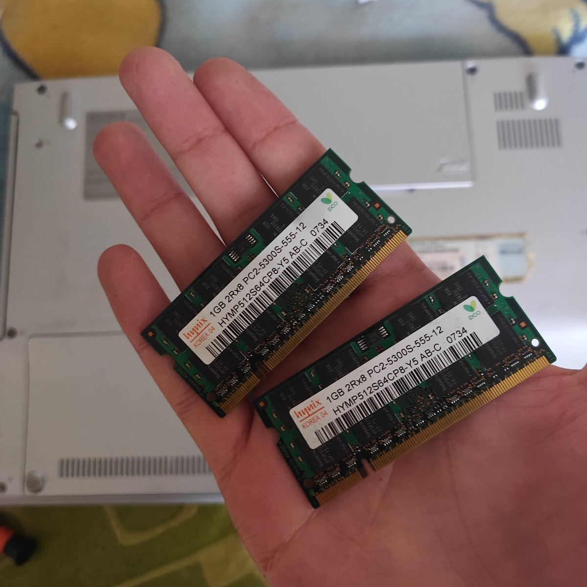 HelderRocket's tweet photo. Descuarticé a un MUY viejo portátil que tenía guardado. Recuerdo que venía con Windows Vista, y llegué a ejecutar GTA V en el, con apenas 1 fps por minuto.
Me acabo de dar cuenta que este equipo apenas contaba con dos módulos de memoria. Cada uno de un giga. https://t.co/AOnOFiygr6