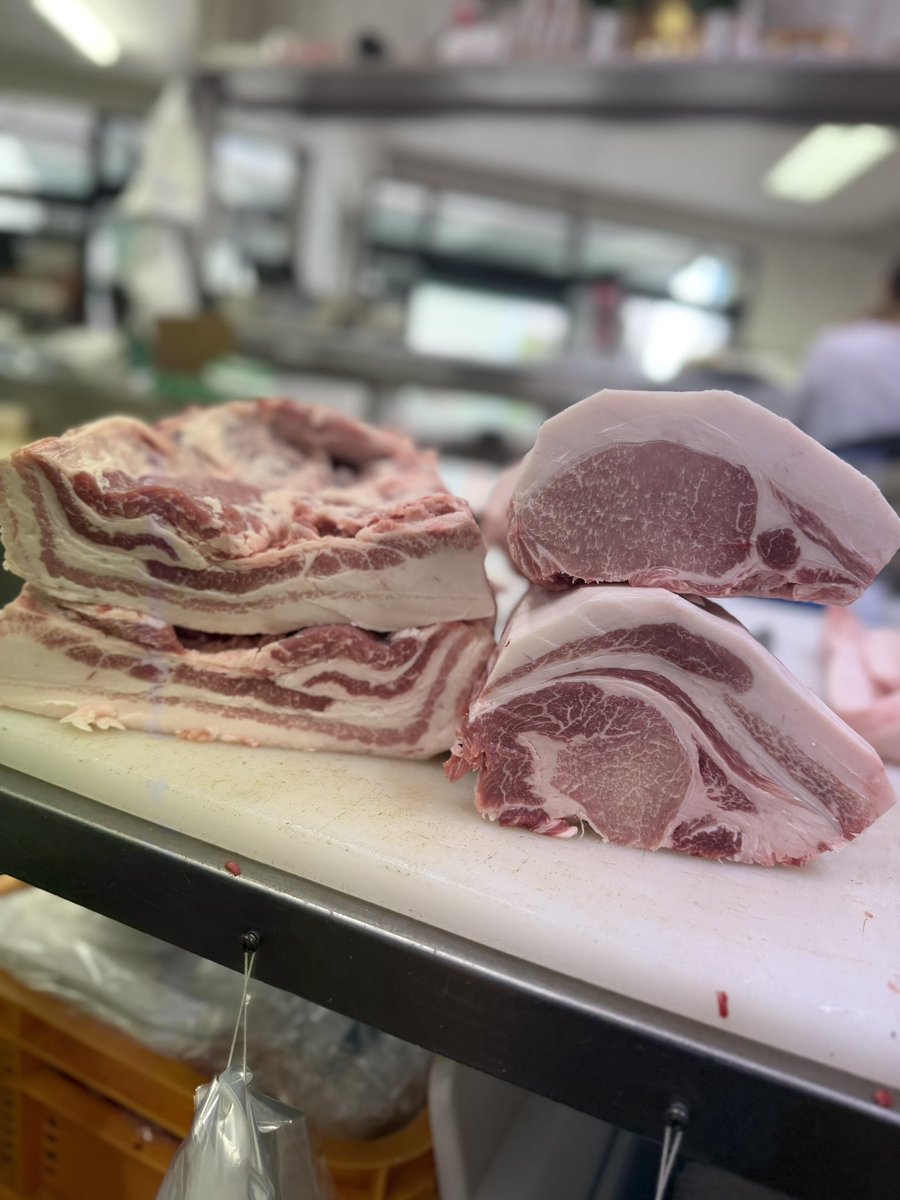 yusuke815's tweet photo. 肉のさばき方は、動物の"骨"と"筋肉"の形を覚えることから始まります。

骨がどんな形をしていて、そこにどんな筋肉が付いているのか。

骨と筋肉がそれぞれどんな役割をするからこの形と肉質なのか。

それを頭に入れてから１つひとつ手作業で骨を取り除き、肉を部位ごとに切り分けていくのがこの「脱骨（だっこつ）」という作業。

そして部位ごとに切り分けたお肉を大きく切ったり小さく切ったり、厚く切ったり薄く切ることで、「しゃぶしゃぶ」や「焼肉」「ステーキ」「ひき肉」という用途に合わせた形に加工する作業が「精肉（せいにく）」という仕事。

単純なようで想像以上に神経を使う難しい仕事。

奥深くておもしろい、そして私たちの食生活には欠かせない大切な仕事。