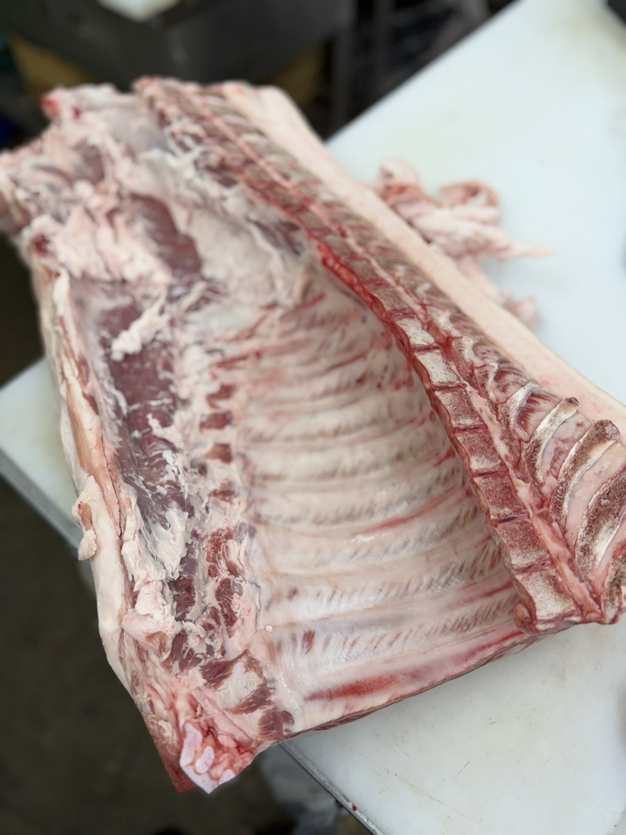 yusuke815's tweet photo. 肉のさばき方は、動物の"骨"と"筋肉"の形を覚えることから始まります。

骨がどんな形をしていて、そこにどんな筋肉が付いているのか。

骨と筋肉がそれぞれどんな役割をするからこの形と肉質なのか。

それを頭に入れてから１つひとつ手作業で骨を取り除き、肉を部位ごとに切り分けていくのがこの「脱骨（だっこつ）」という作業。

そして部位ごとに切り分けたお肉を大きく切ったり小さく切ったり、厚く切ったり薄く切ることで、「しゃぶしゃぶ」や「焼肉」「ステーキ」「ひき肉」という用途に合わせた形に加工する作業が「精肉（せいにく）」という仕事。

単純なようで想像以上に神経を使う難しい仕事。

奥深くておもしろい、そして私たちの食生活には欠かせない大切な仕事。