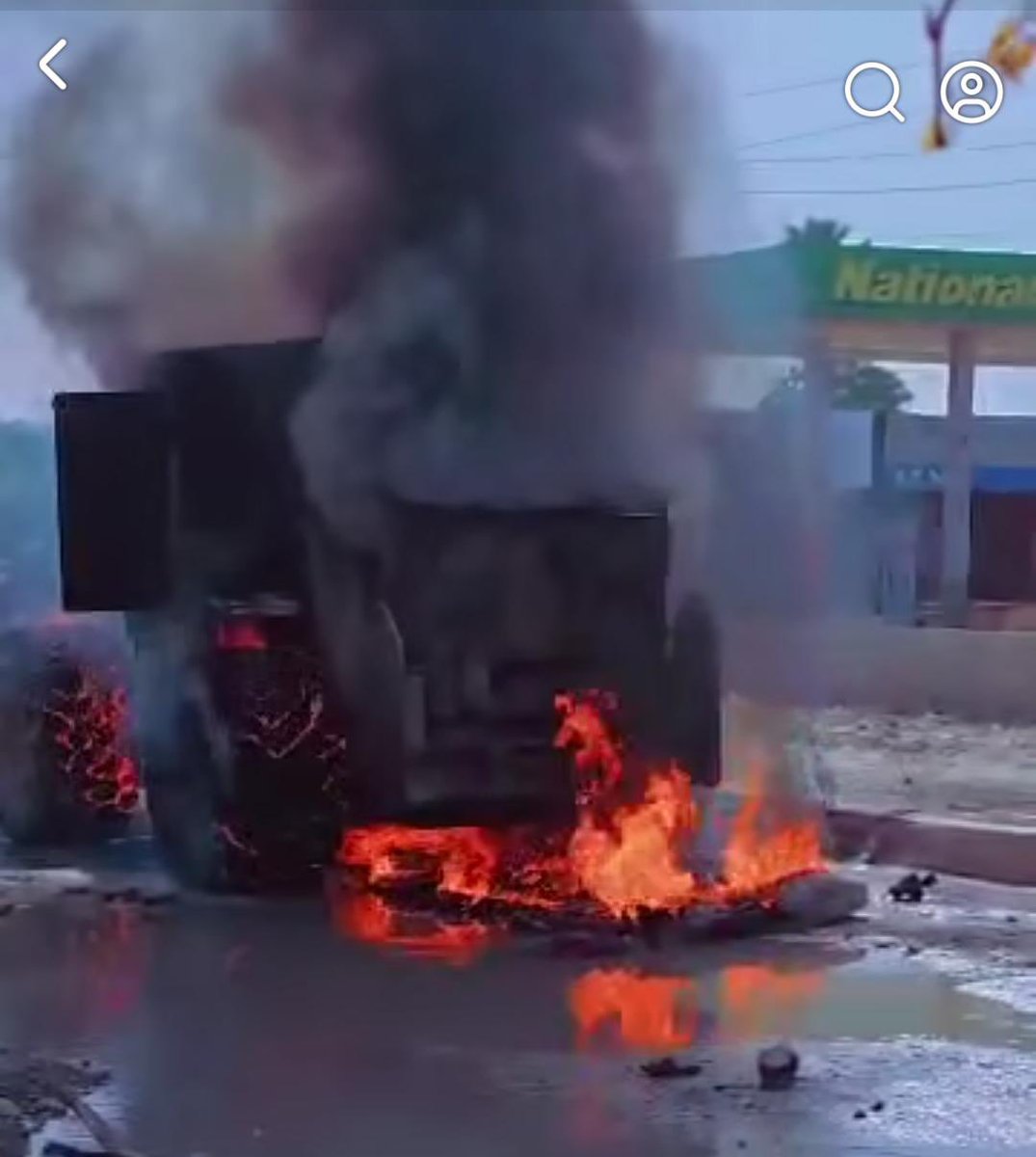 MediaLibre_twt's tweet photo. Les forces de l’ordre sortent-elles véritablement de leur léthargie pour affronter les gangs armés à l’entrée sud de la capitale ? En tout cas, depuis le 1er juin, la Police nationale d’Haïti @pnh_officiel, appuyée par la Task Force, multiplie les opérations à Village-de-Dieu, principal bastion des groupes armés dirigés par Izo et Manno. Selon des sources policières, ces interventions ont permis de neutraliser plusieurs présumés bandits et de détruire diverses cachettes utilisées par les groupes criminels. Ce mercredi 3 juin, les forces de l’ordre ont enregistré une nouvelle avancée dans cette zone stratégique. À noter qu’un engin lourd de la PNH a été incendié à Martissant 7, à proximité de l’église Théophile en Christ d’Haïti. Selon la police, le véhicule, tombé en panne au cours de l’opération, a été volontairement détruit par les forces de l’ordre afin d’éviter qu’il ne tombe entre les mains des groupes armés.#MédiaLibreHaïti.