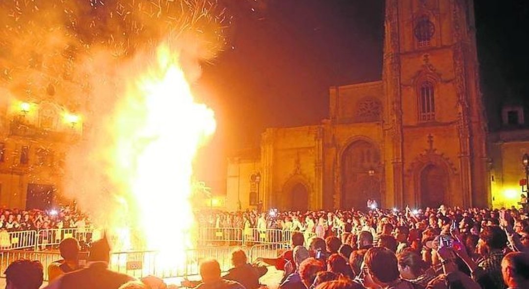 otrOviedo's tweet photo. A ver si ya que se pueden hacer ciertas actividades en la Plaza de la Catedral, vuelve la hoguera de San Juan también. #Oviedo #Uvieu #SanJuan #SanXuan https://t.co/xa1syifnXP