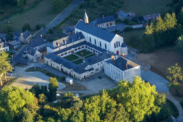 RorateCaeli's tweet photo. The SSPX Consecrations: "Separatism Is Not a Catholic Solution" - article by Dom Louis-Marie de Blignières https://t.co/uHpzgTRvIY https://t.co/QPeZR6ortz