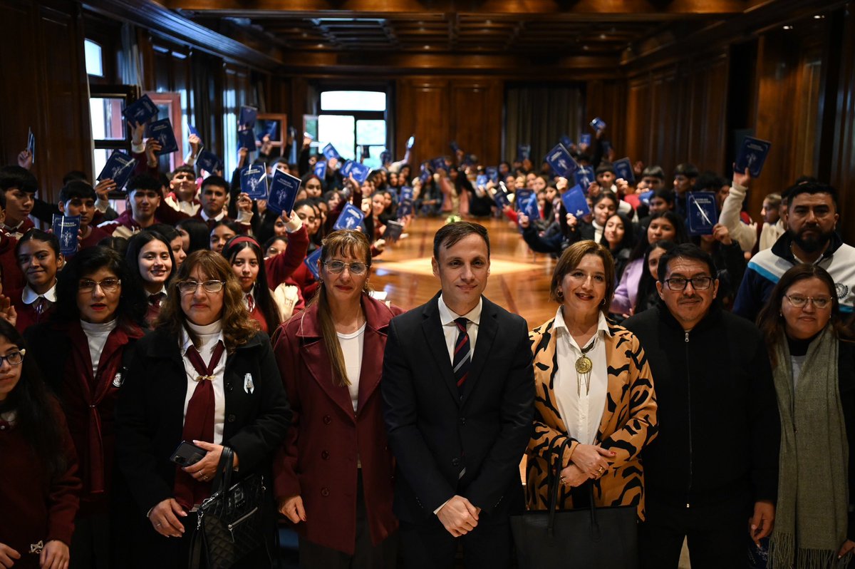 GobiernoSDE's tweet photo. #ProgramaConociendoMiProvincia | ¡Bienvenidos alumnos de #Taboada, #Moreno y #Avellaneda! 🚍📚

➡️ El jefe de Gabinete, Víctor Araujo, recibió en #CasaDeGobierno la visita del Colegio Secundario de Lote 5 y del Agrupamiento N° 86.016 de esta misma localidad del dpto. Taboada. https://t.co/jH8DNi1OPr