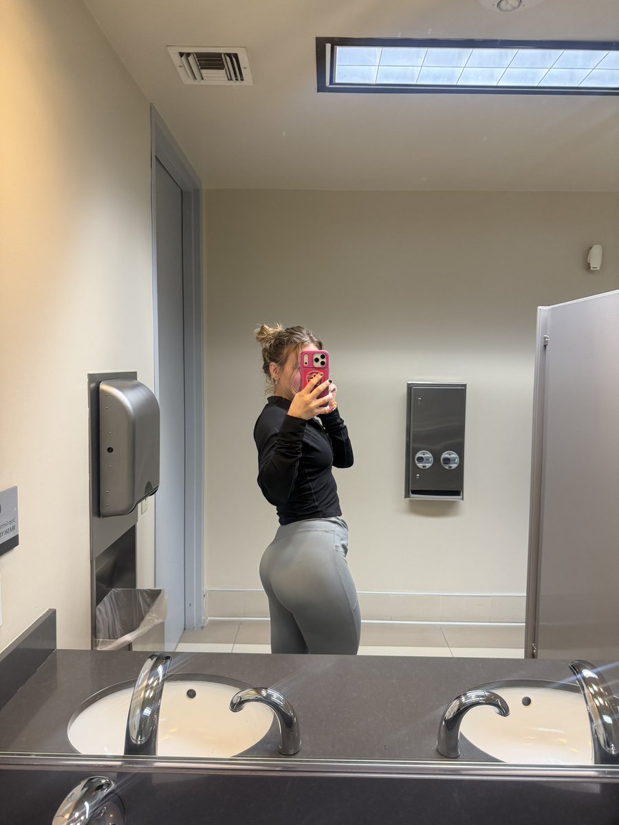 yapdoss's tweet photo. sneaking off from the office to take photos of my butt https://t.co/rq8mgZCuwH