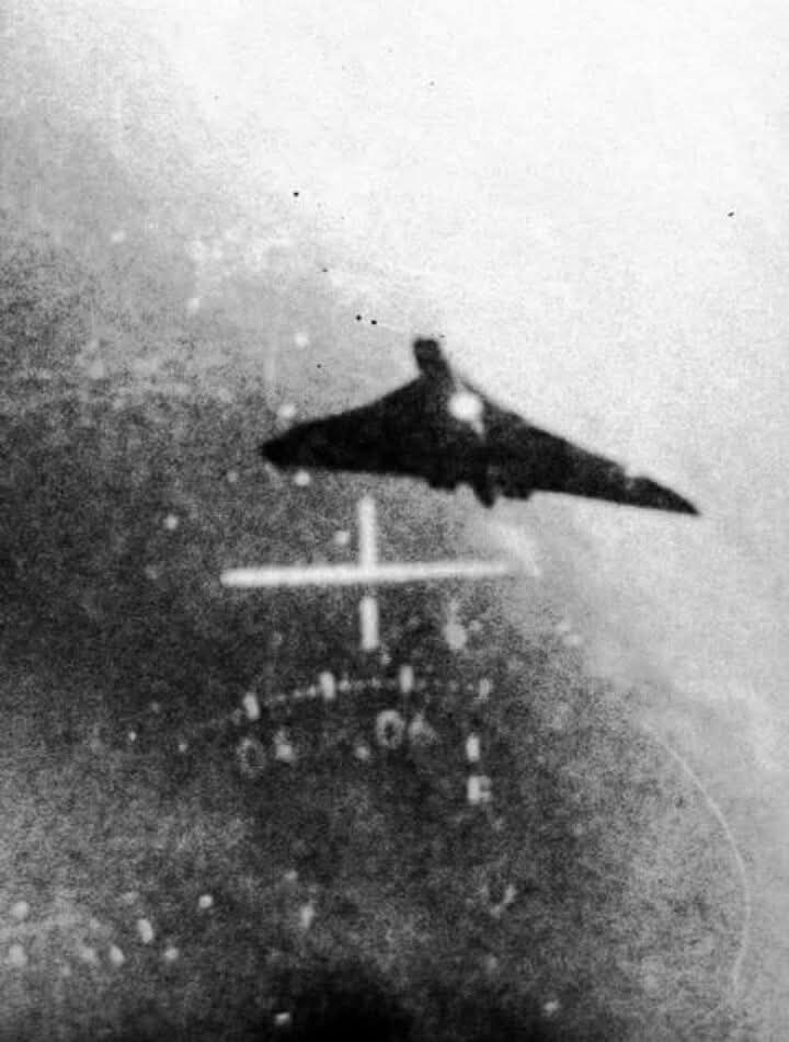 MalvinasData's tweet photo. 📷 #FotoConHistoria 📚
Hace 44 años, el 3 de junio de 1982, el bombardero Vulcan XM597 de la RAF es captado desde la cineametralladora de un caza F-5E de la FAB 🇧🇷 al SE de Río de Janeiro mientras regresaba desde Malvinas con una falla en el REV de la misión.

#Malvinas44  🇦🇷 https://t.co/ykaAWXMbZZ