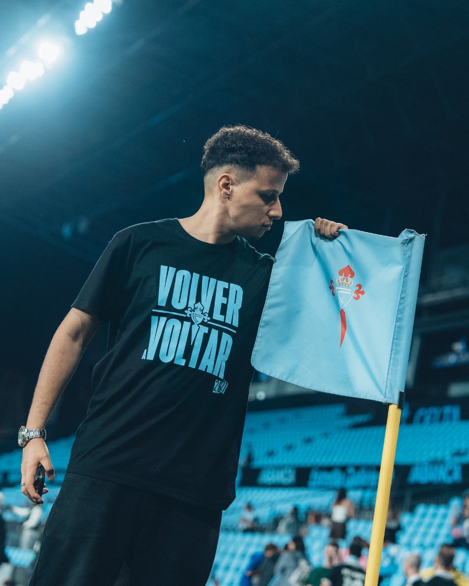 BariBoutzakat's tweet photo. Que bonito é ‘Volver a Voltar’ por segundo ano consecutivo!

Moitas ledicias e algún que outro sufrimento. Orgulloso do traballo de todos e todas. Un privilexio vivir isto tan de preto e compartilo coa xente que máis aprecio.

A pola 26/27! 🩵 https://t.co/haHG0WgCbD