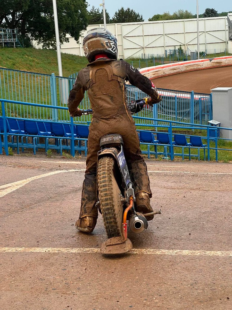 Akrobata71's tweet photo. Młody dziś odwiedził Pardubice, warunki idealne pod @philmorrisgb  😅😂.  

#speedway #żużel https://t.co/6pZI2xuW5P