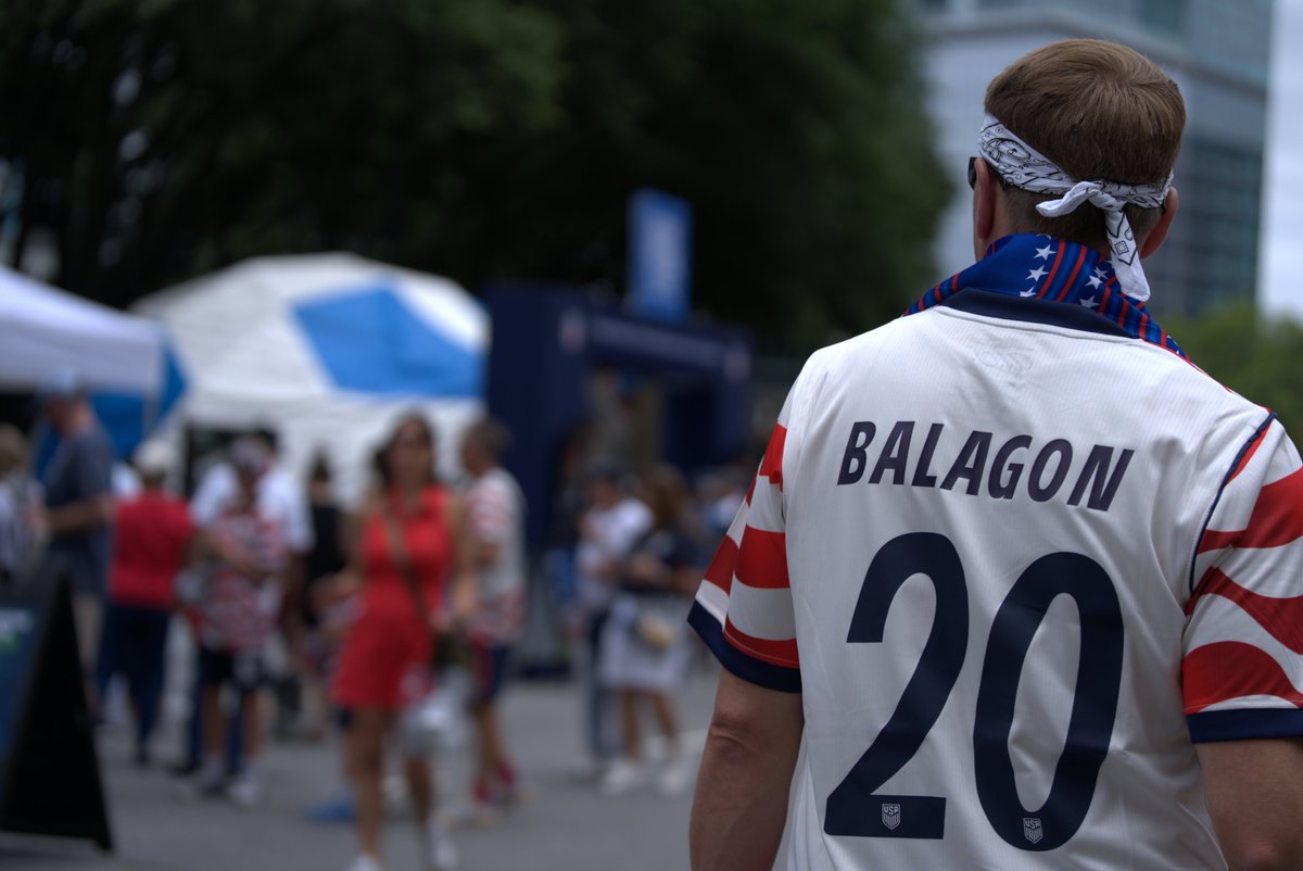 _apbright's tweet photo. looking through my photos from Sundays game... can anyone on #USMNT twitter explain this one to me lol https://t.co/d6wxn8PBQi