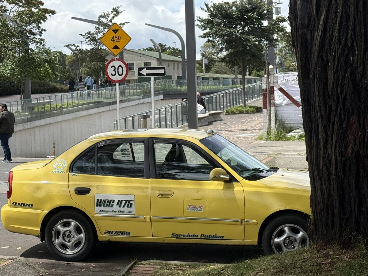 Forever7925's tweet photo. Junio 3 de 2026 hora 13:16 Cll 22A Cra 57, además de mal parqueado lo hizo en contravia para ir almorzar #SalvajesEnlaVia  Taxi de empresa Tax Express Placa WCC475 @SectorMovilidad @BogotaTransito @TransitoPolicia @teusaquillo13 @JD_Quinteror https://t.co/idb4YASpZ0