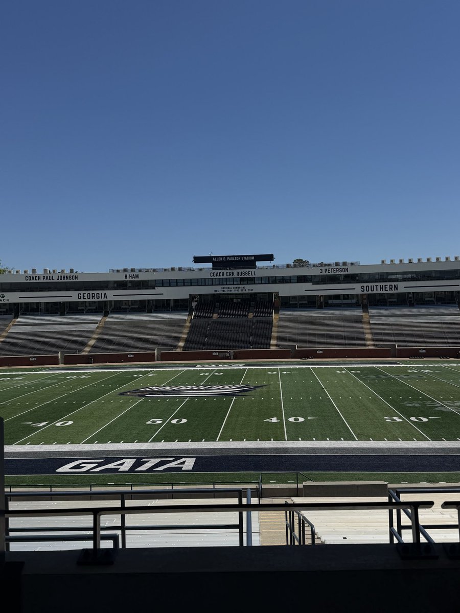 rileygalpin's tweet photo. OV prep outside in GA - Sunny and 75

Waiting for the next group of beast to get here. Weekend 2 🤠🦅 #27HEBORO https://t.co/12jV0XrhYW