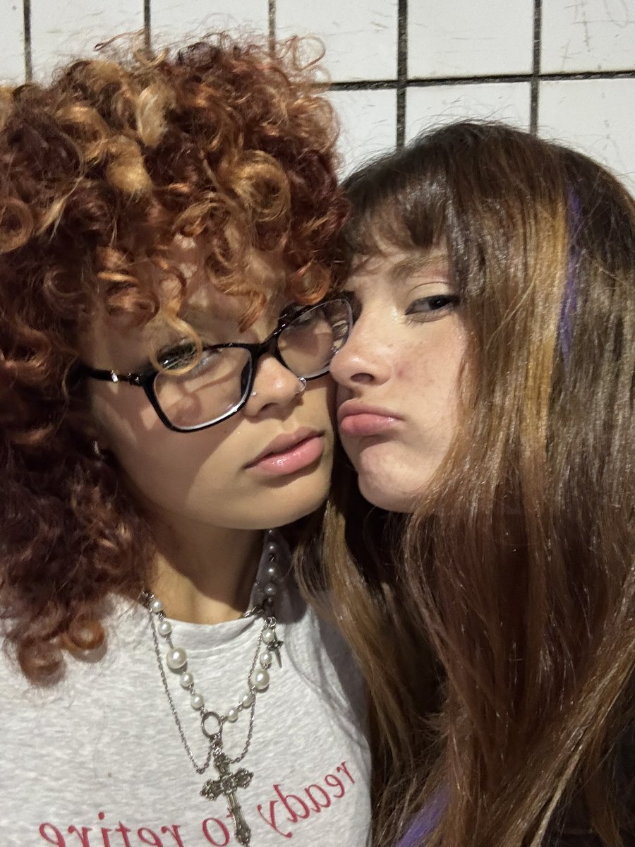 nayeonerdola's tweet photo. salvando vocês de verem mulher com homem feio https://t.co/pzkqh421Hs
