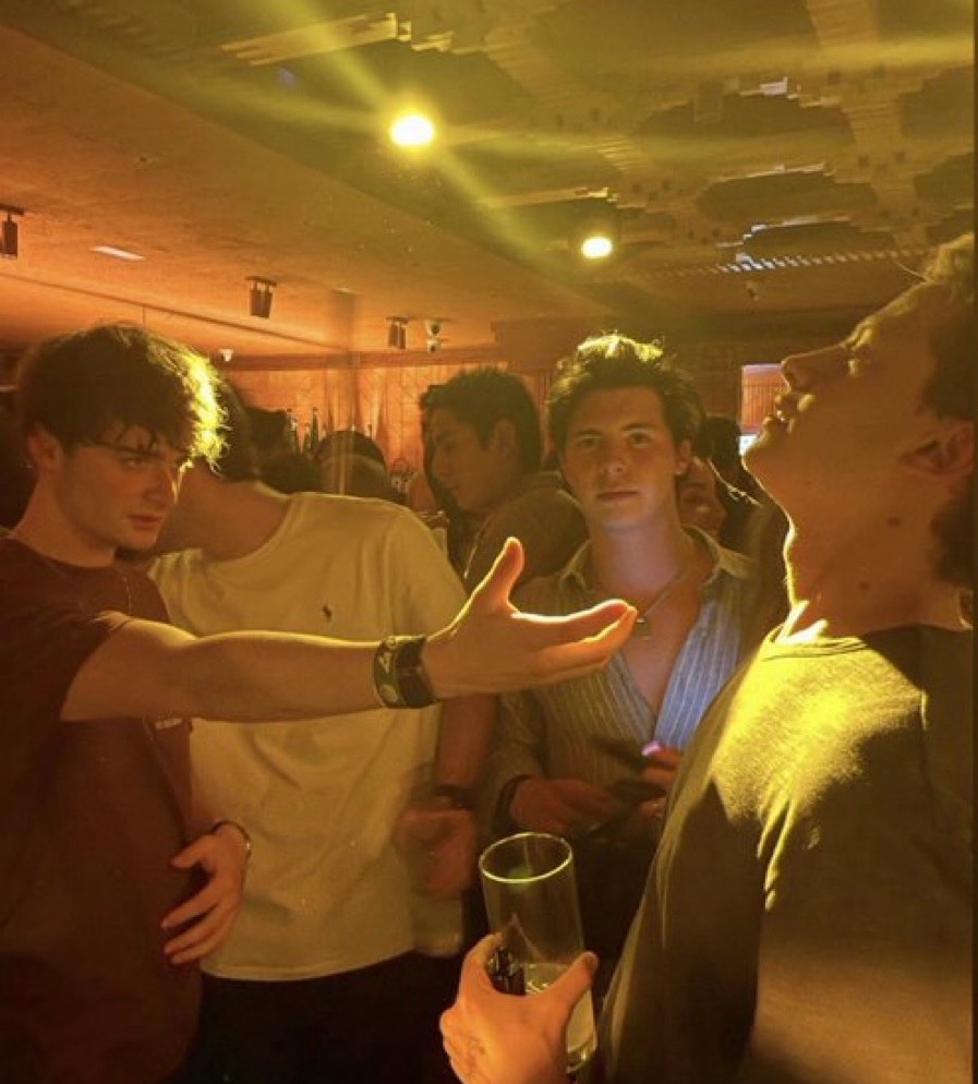 dailyschnapp's tweet photo. Noah Schnapp out in a Club Last Night With Fans

📸 updating when i find the source https://t.co/JNxPrX5b9P
