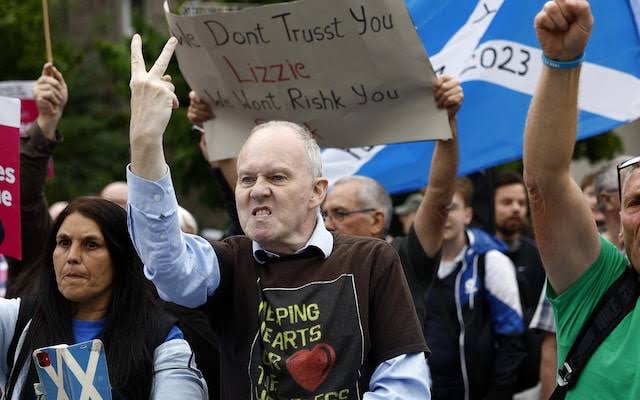 SteveTa65152757's tweet photo. @ScottishSun Sean Clerkin giving a message to John Swinney 😆 https://t.co/1nZw9uSFBS