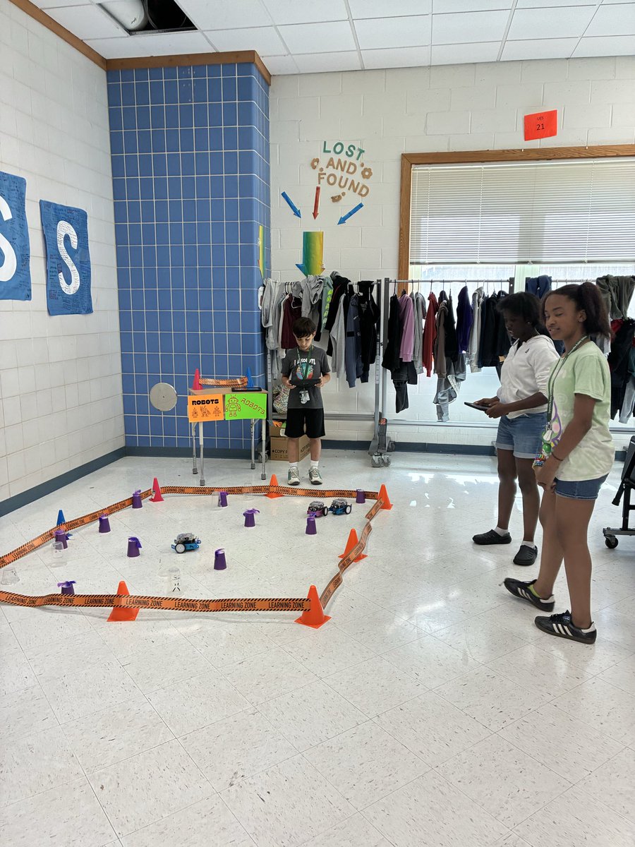 SamselUES's tweet photo. Our STEAM celebration is underway!   Congratulations to all the students for your hard work and creativity! https://t.co/sw7fq5dV96
