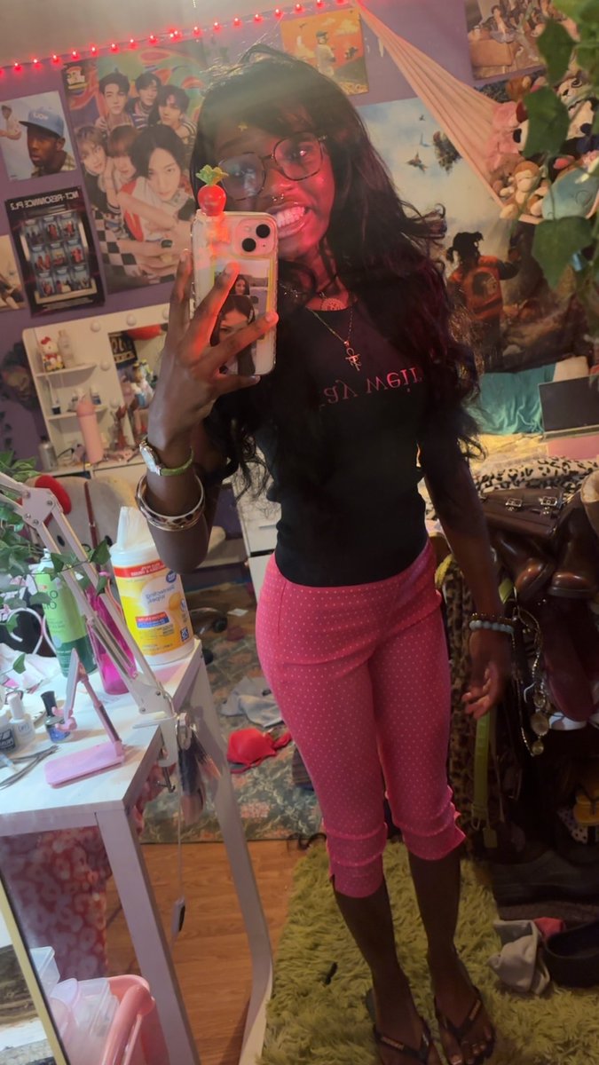fruitrush9's tweet photo. do i not look 20 years old? i got mistaken for 15 today… https://t.co/IfCkRtY6Hw