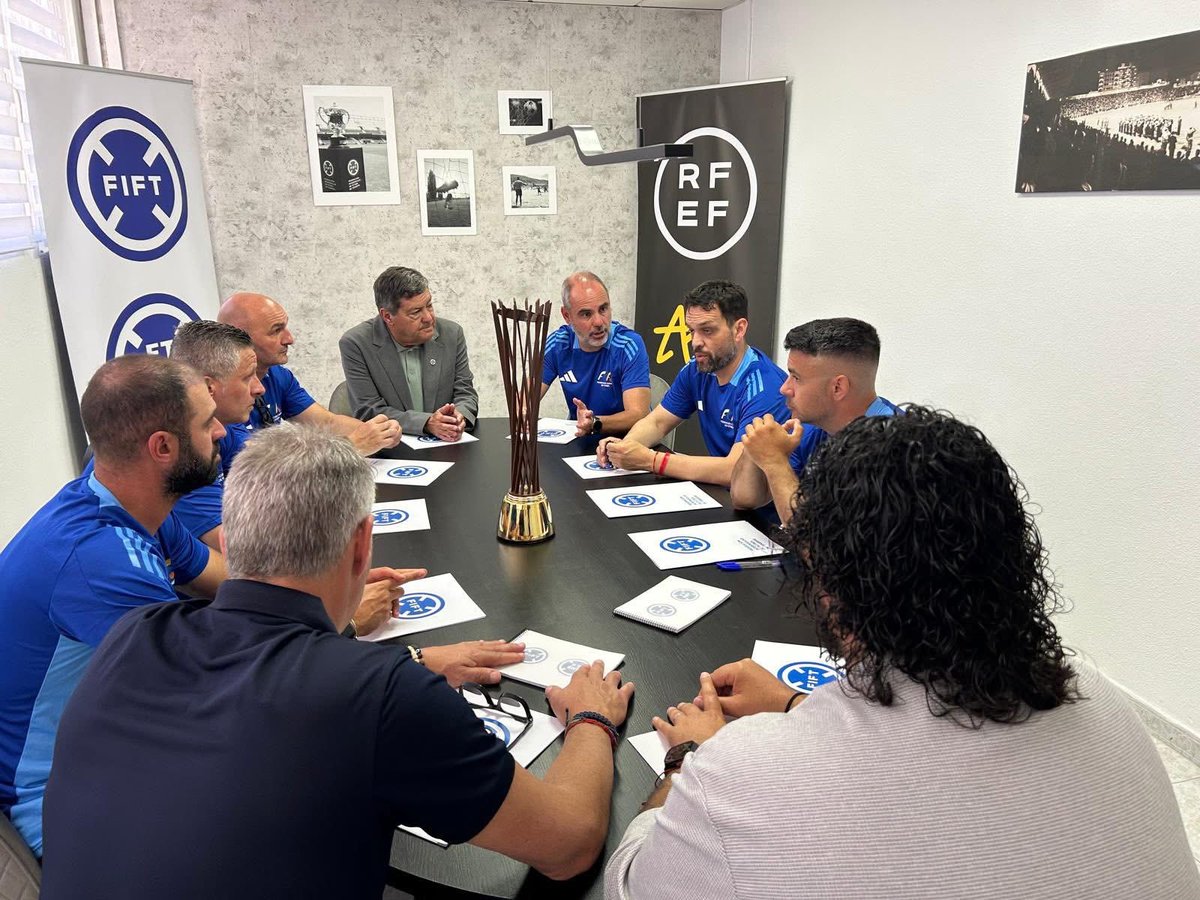 FIFTenerife's tweet photo. 🤝 | Reunión estratégica del CTE de la FIFT con el departamento de selecciones de fútbol masculino

⚽ Encuentro de trabajo para hacer balance de la temporada 2025/26 y abordar los retos del próximo curso

➕ℹ https://t.co/yolA7q4m3A 

#SomosFIFT | #MásQueUnJuego https://t.co/NPvBHfSMI5